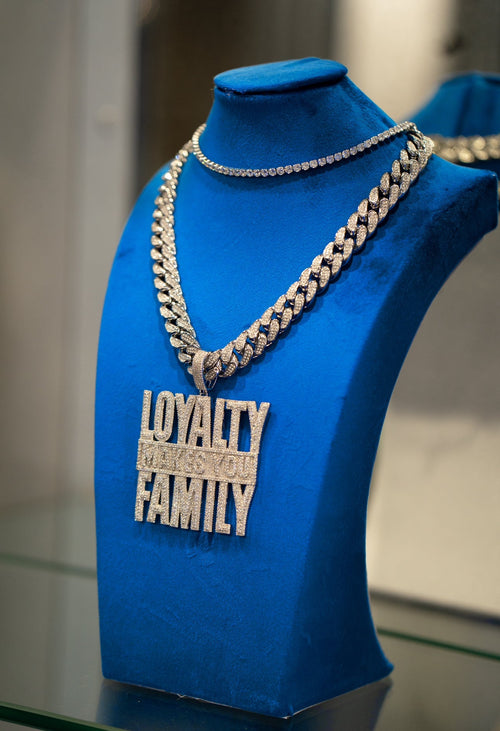 Colgante “LOYALTY MAKES YOU FAMILY”