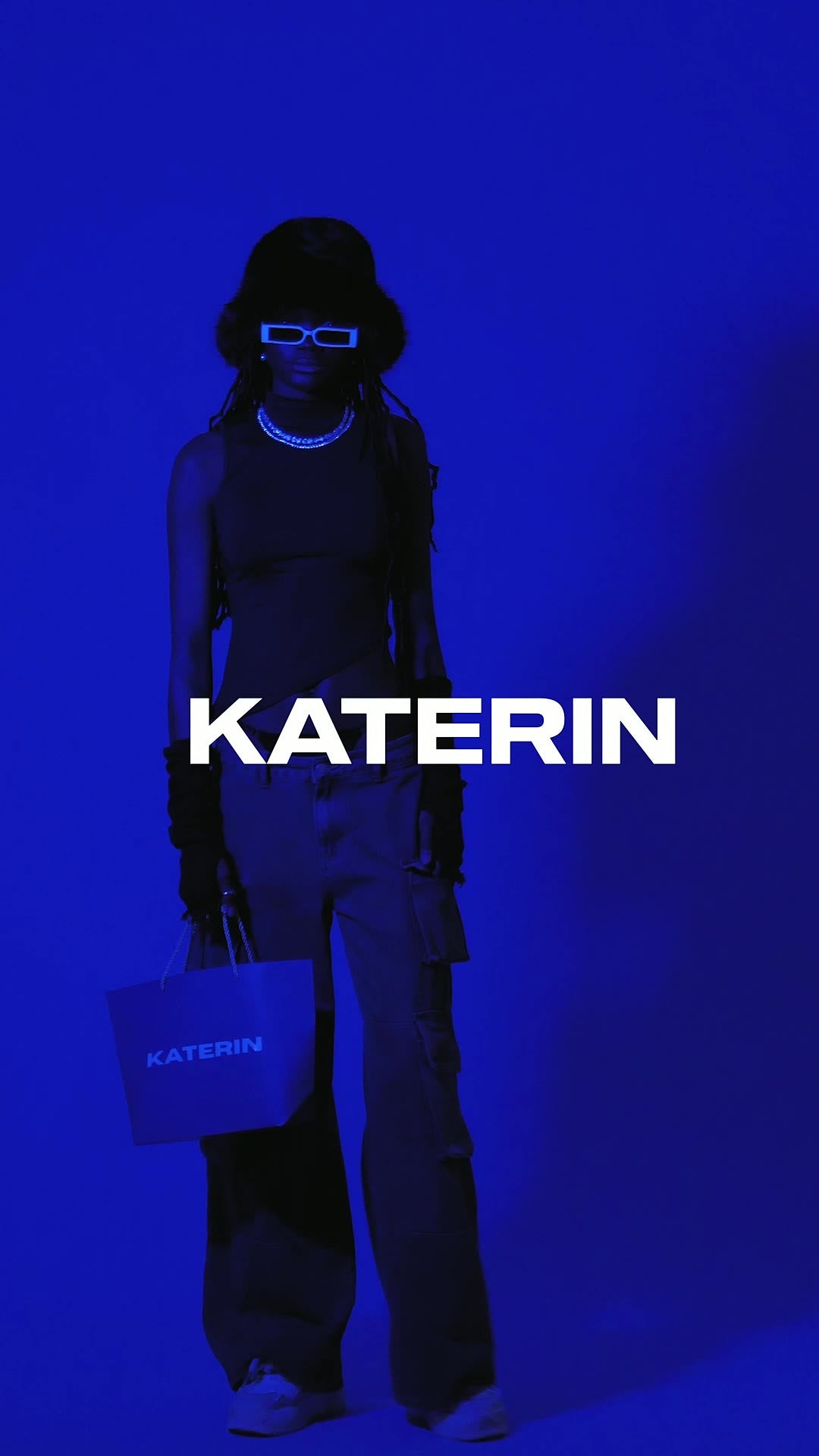 Chica con gafas, cadena y bolsa KATERIN